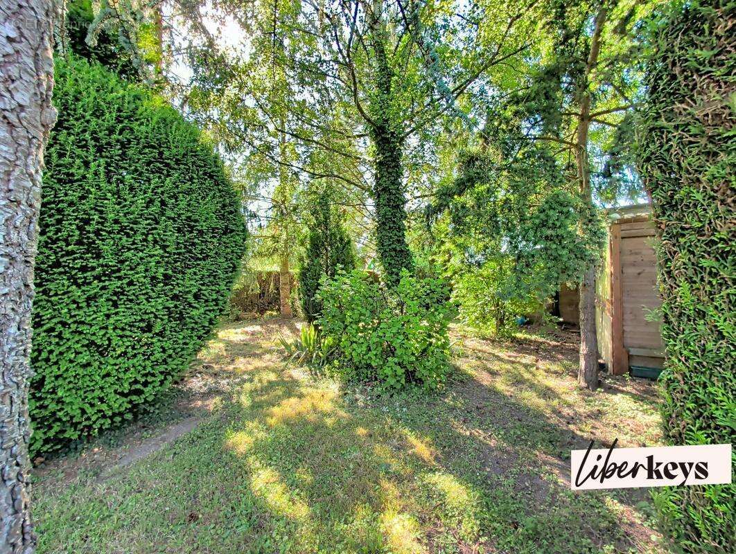 Maison de campagne située à BOURTH, 3 chambres, nombreux garages et remises sur terrain de 1024m2 clos et paysagé - photo 21