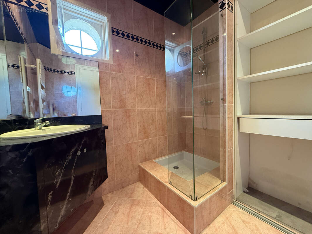 Maison à SAINT-MEDARD-DE-GUIZIERES