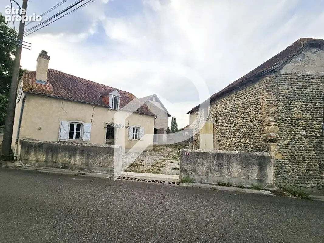 Maison de 78 m² et dépendances, sur un terrain de 637 m². - photo 2