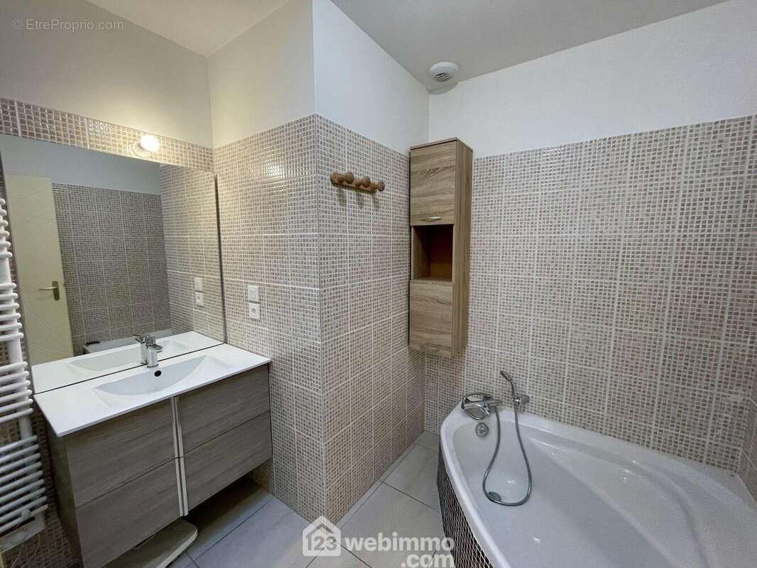 Salle de bain avec douche.