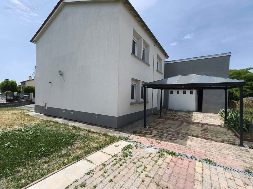 Maison de 76 m2 habitables sur la commune d'aulnat avec deux garages et jardin. - photo 2