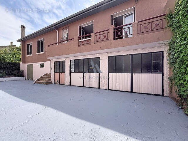 Lyon 8e   Studio 14,5 m2 à rénover - photo 6