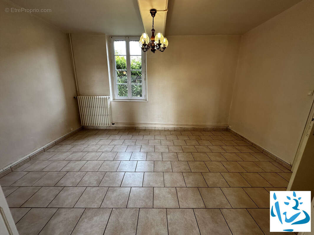 Maison à LA CELLE-SAINT-CYR