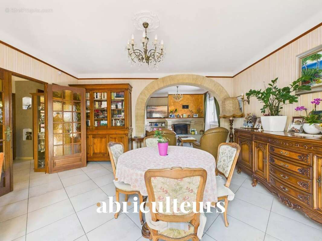 Maison à LA ROQUE-D&#039;ANTHERON