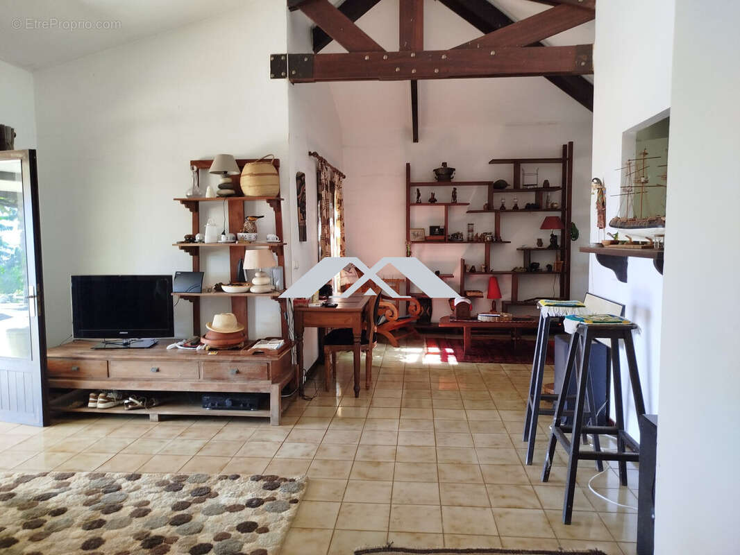 SALON/SALLE A MANGER - Maison à LA POSSESSION