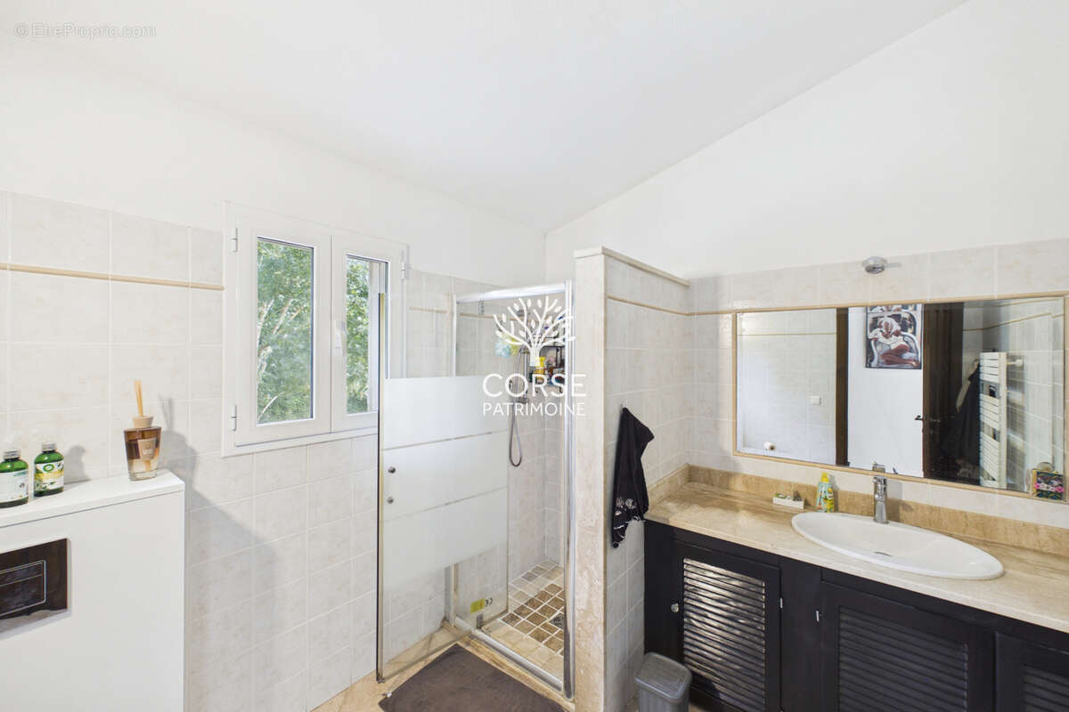 Maison individuelle avec piscine et garage - photo 8