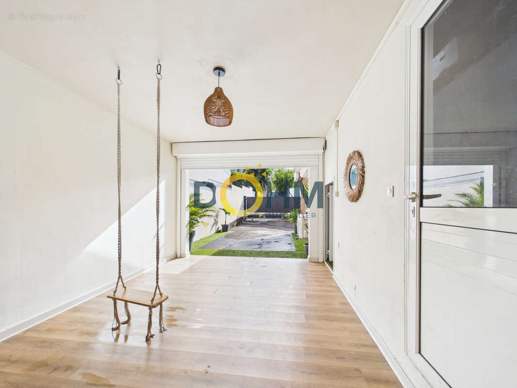 À Saint-Joseph, villa de standing avec piscine à 360 000 € - photo 11