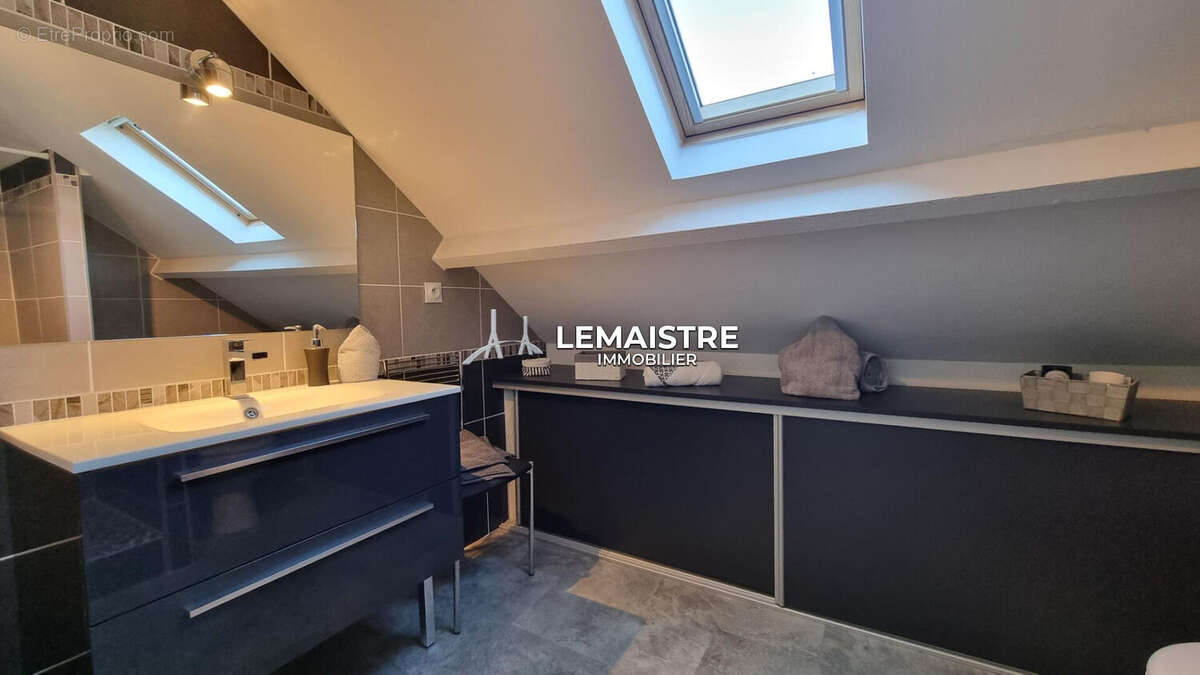 Maison à vendre - Sahurs - 97 m² - 4 chambres - Jardin / Sous-sol complet /  Grande Dépendance - photo 12