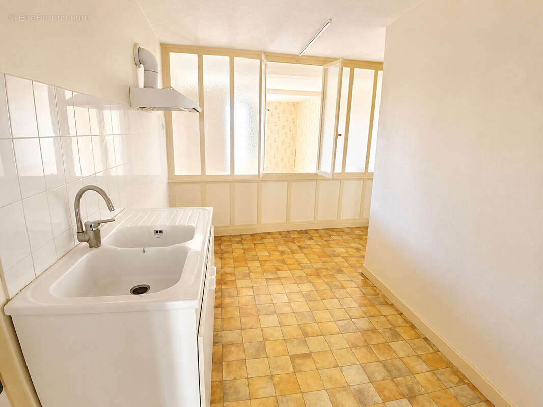 Maison à SAINT-CYR-DE-VALORGES