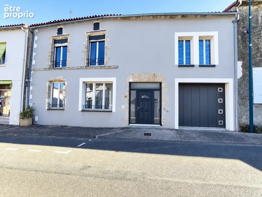 FACADE DE LA MAISON - Maison à LA CHATAIGNERAIE