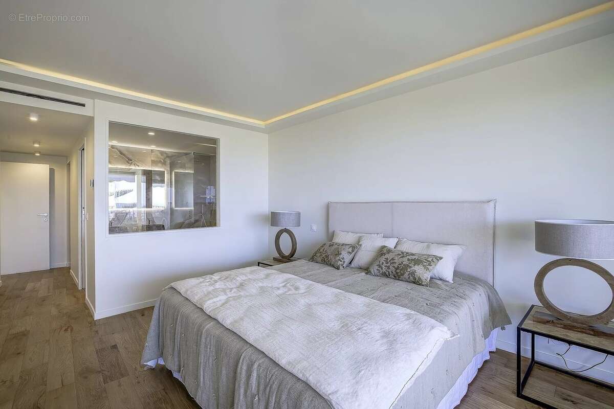 Cannes, Basse Californie - Appartement 4 pièces vue mer  111 m² - photo 19