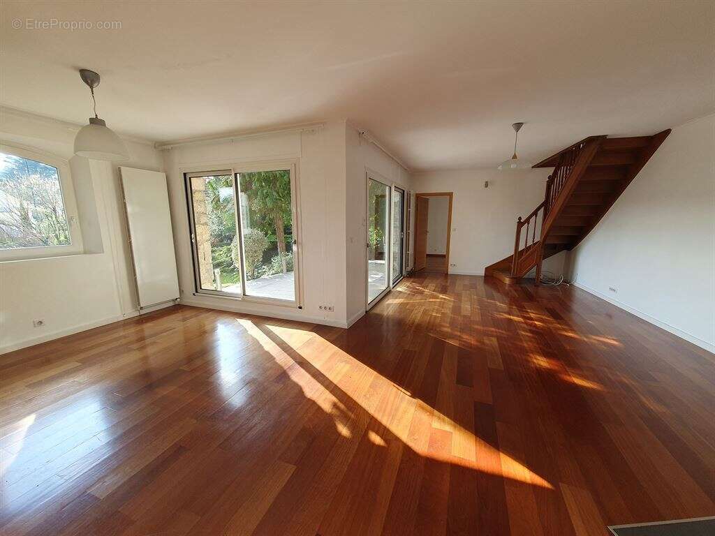 Maison à MARNES-LA-COQUETTE