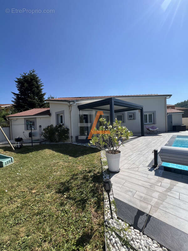 Maison individuelle contemporaine T5 RT 2012   112,38 m2  Piscine  Double garage Terrain de 670 m2 - photo 3
