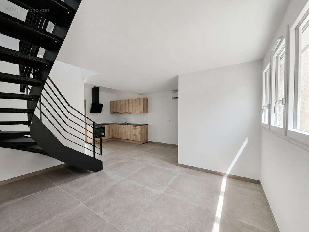 A vendre appartement duplex T4 climatisé centre-ville BELLEY. - photo 2