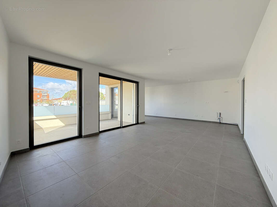 Appartement à LA TOUR-DE-SALVAGNY