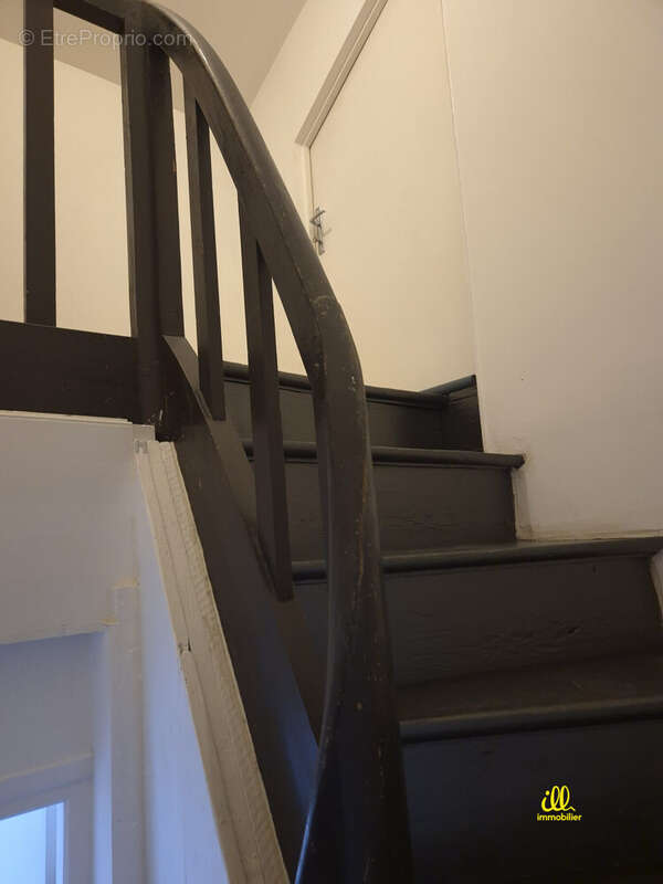 escalier intérieur accès chambre et grenier - Appartement à CHARLEVILLE-MEZIERES