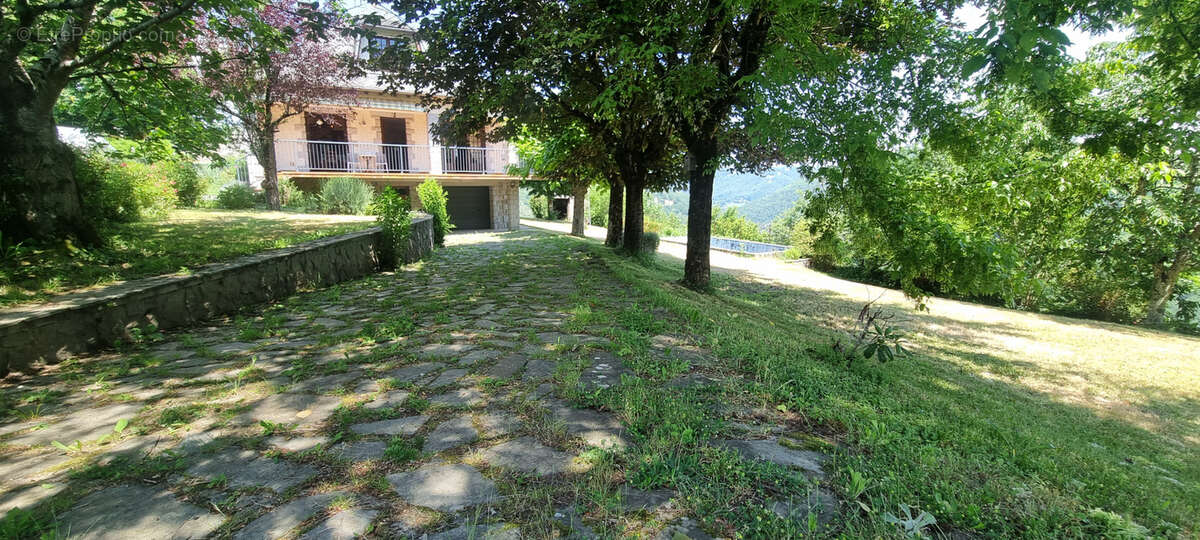 Maison à ENTRAYGUES-SUR-TRUYERE
