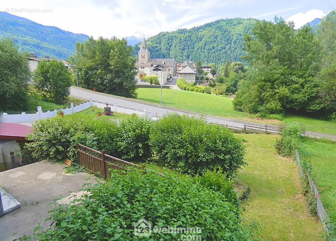 ... Avec une vue sur les montagnes environnantes et le Chef-lieu d'Ugine - Maison à UGINE
