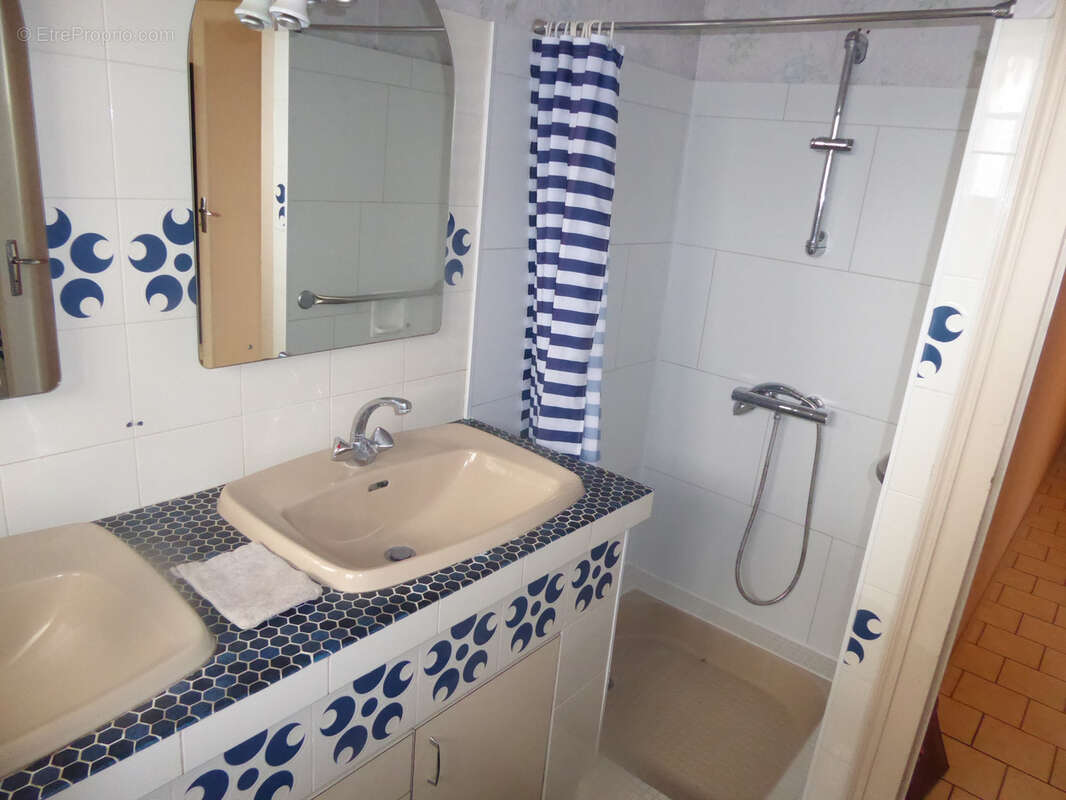 Maison à MONTMOREAU-SAINT-CYBARD