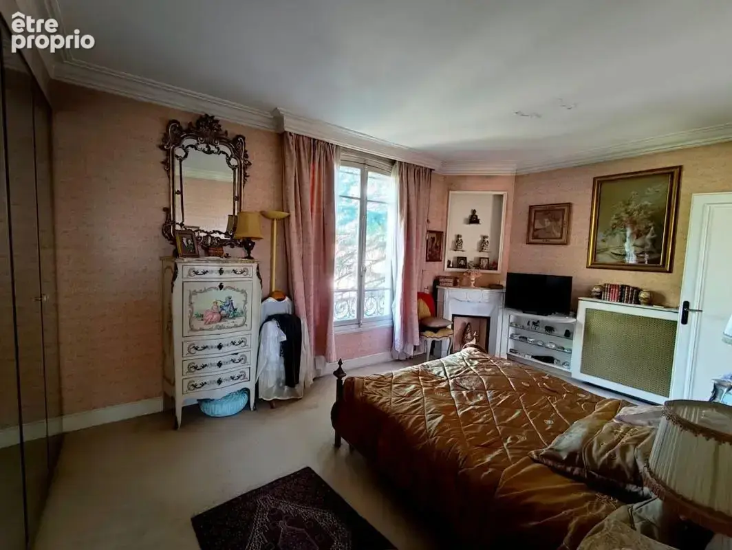 Central et calme sur 1400m² de terrain ! Propriété meulière de caractère de 250m² comprenant séjour triple et 5 chambres, sur un - photo 31