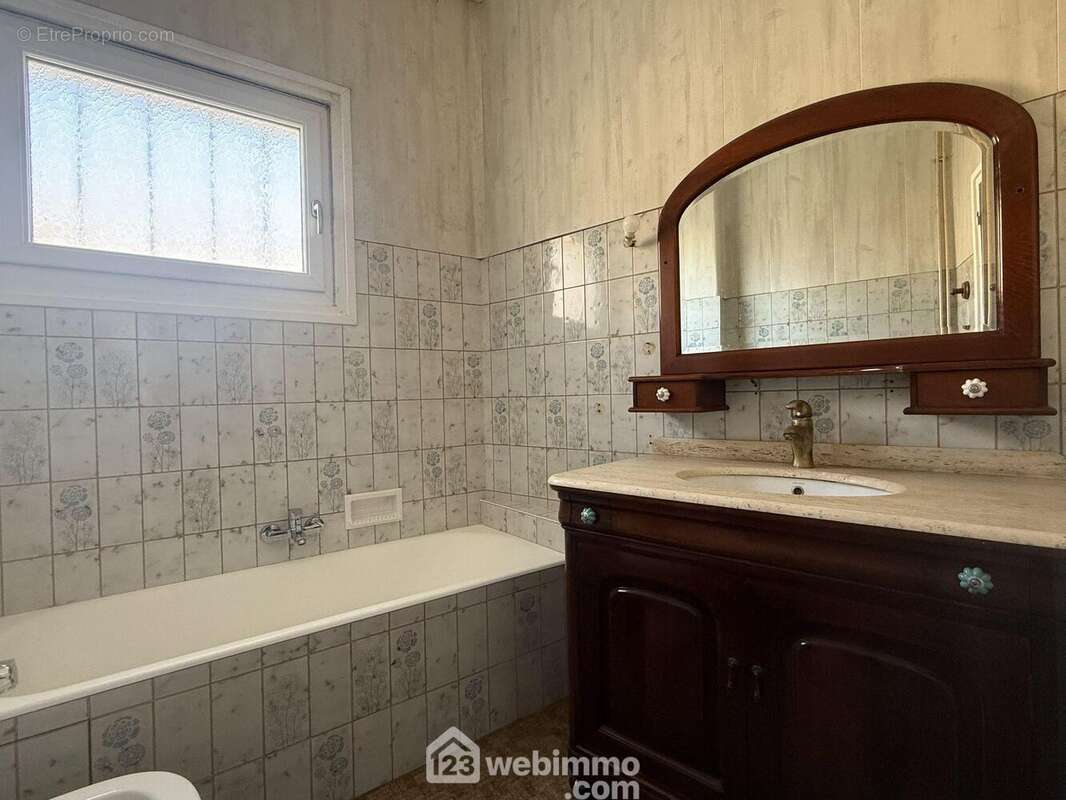 De l'autre côté, une salle de bain de 4 m2. - Maison à NEUVILLE-DE-POITOU