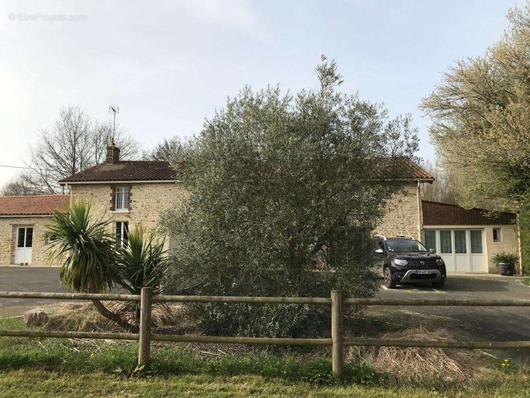 Maison à LA CAILLERE-SAINT-HILAIRE