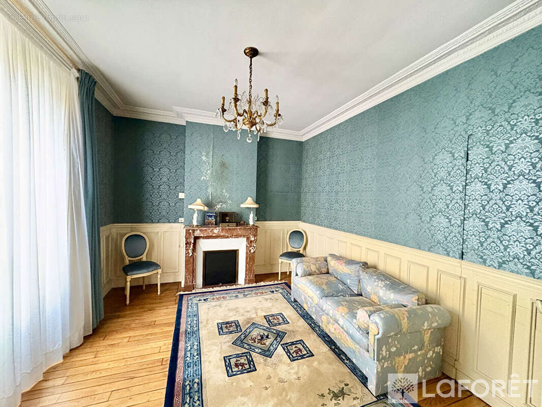 Fontainebleau rue Pasteur. Maison de famille jardin parkings - photo 2
