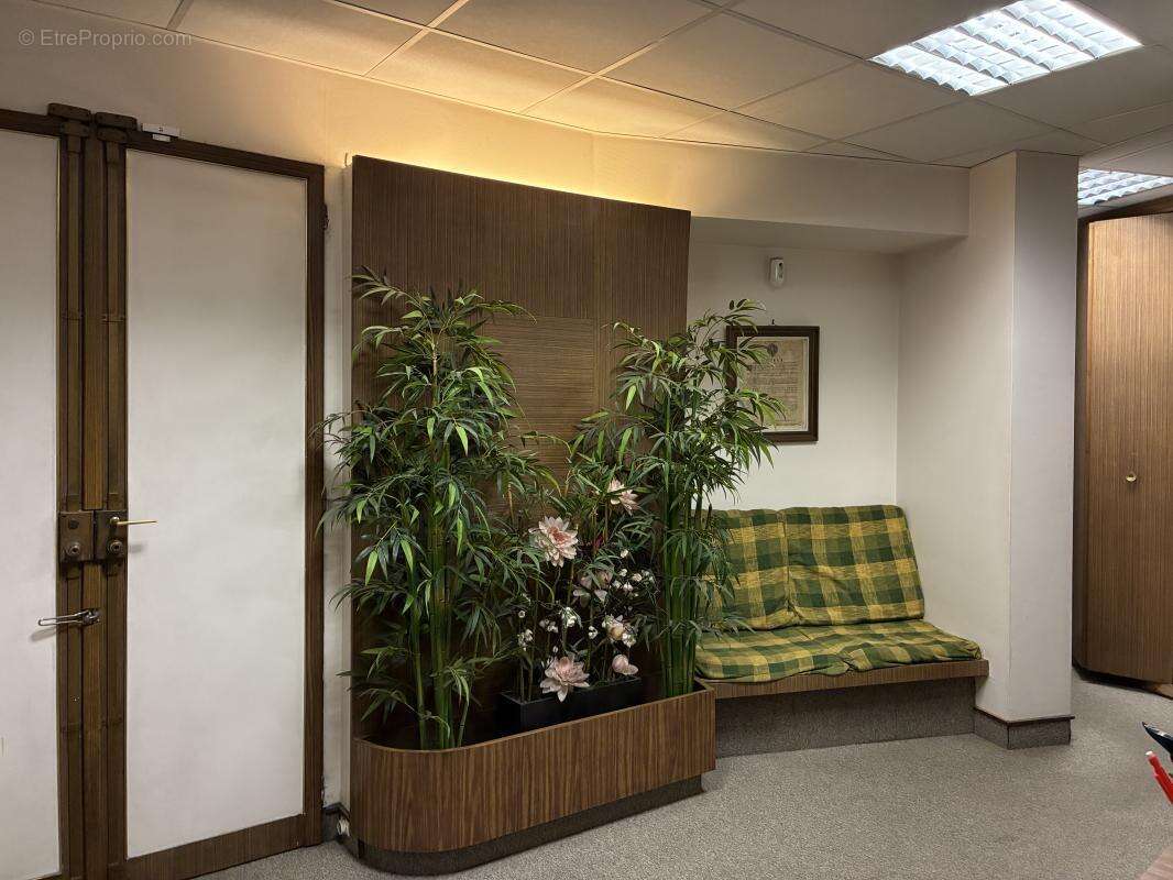 Commerce à PARIS-9E