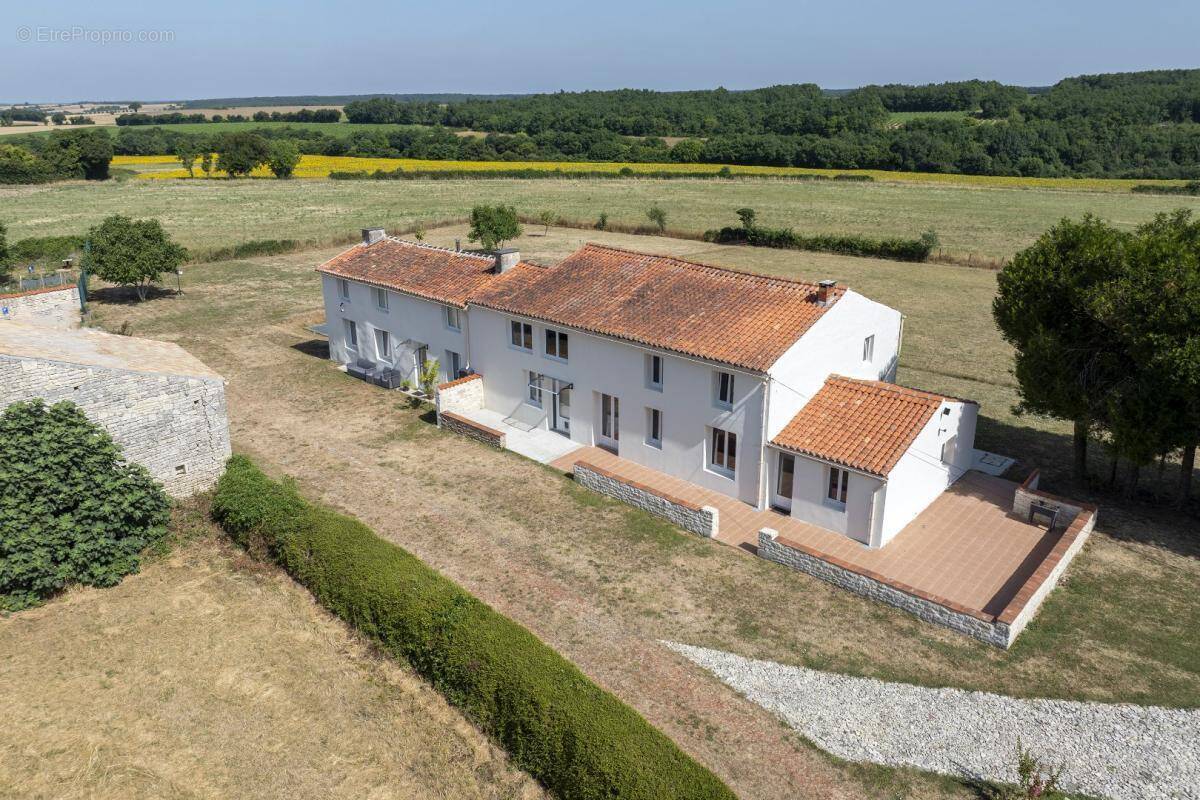Maison à CONTRE