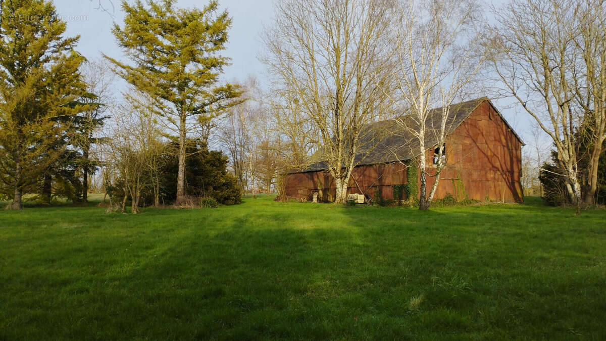 Maison à AZAY-LE-FERRON