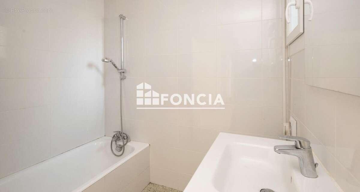TOURNON, lumineux appartement T4 proche de toutes les commodités - photo 10