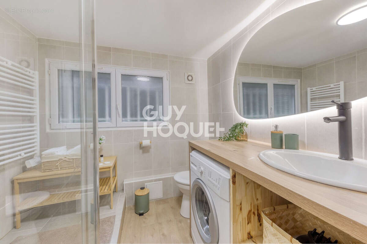 Appartement à LES PAVILLONS-SOUS-BOIS