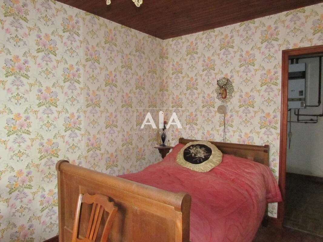 Maison à LES ADJOTS