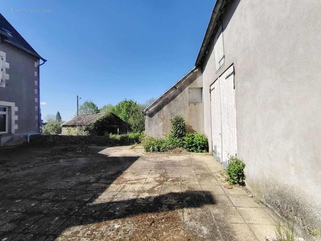 Terrasse-Garage grange à gauche - Maison à CHATELUS-MALVALEIX