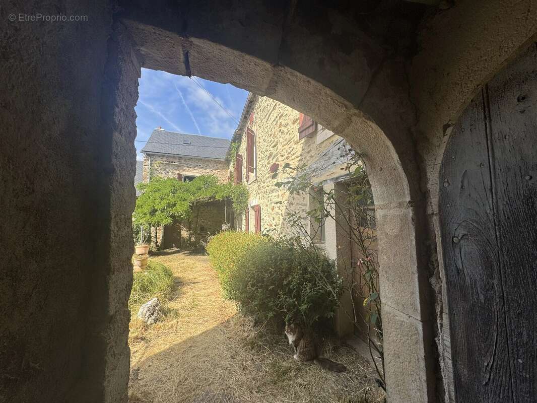 Charmant ensemble de bâtiments en pierre avec vue et terrain au bord de la rivière (non attenant) - photo 18