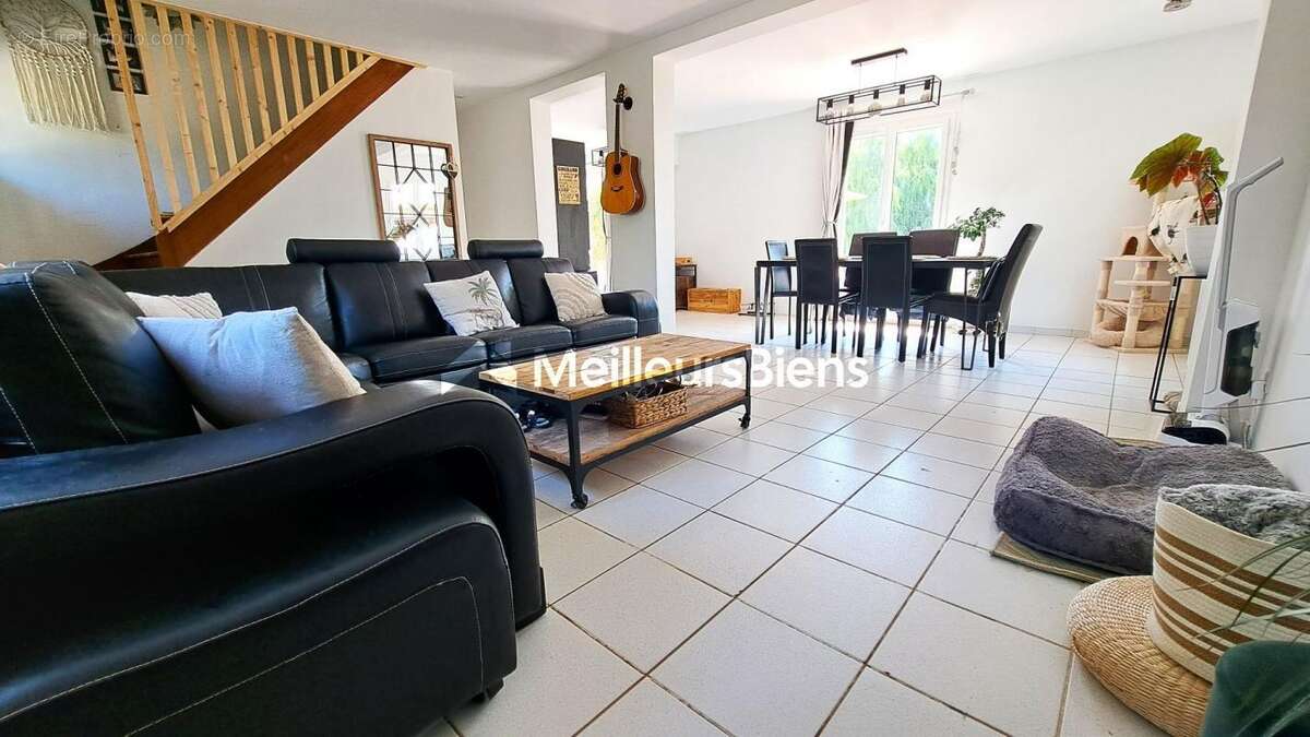 Maison à MONTJAVOULT