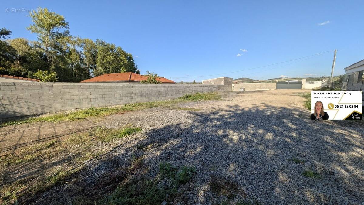 Terrain à PERIGNAT-LES-SARLIEVE