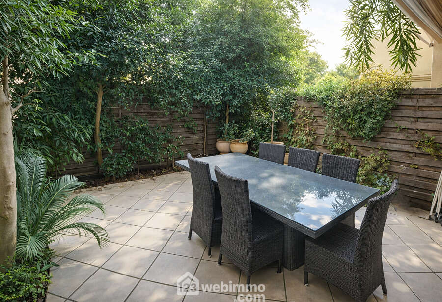 Cadre verdoyant et intimiste pour cette terrasse sans vis-à-vis, parfaite pour se détendre en toute tranquillité. - Appartement à SAINTE-MAXIME