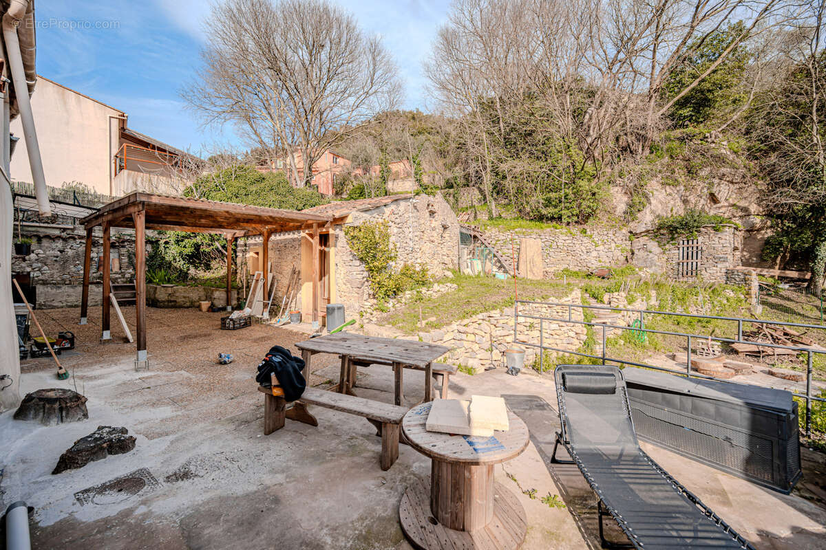 Appartement à MEOUNES-LES-MONTRIEUX