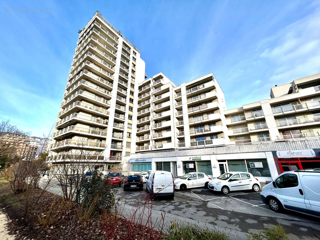 GRENOBLE - T3 de 75m2 avec balcon, cave et garage. - photo 12