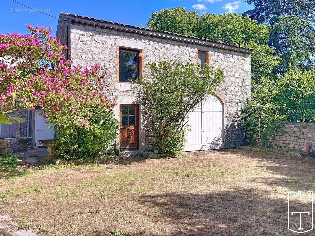 100% charme avec cette bâtisse + 1 dépendance [sud Ardèche] - photo 2