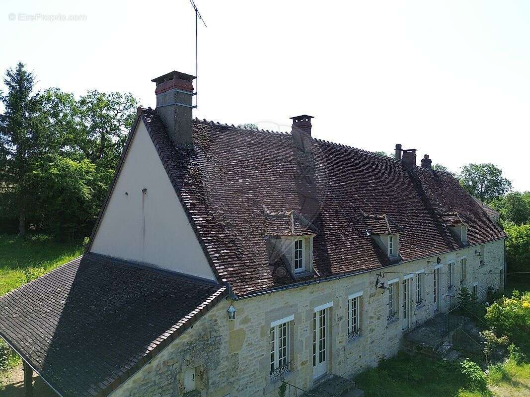 Maison à CORVOL-D'EMBERNARD