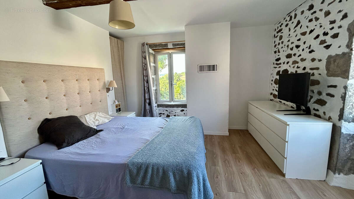 CHATEAUGAY - Maison de bourg Auvergnate de 101 m2, 3 chambres, garage, cave et parking double. - photo 7
