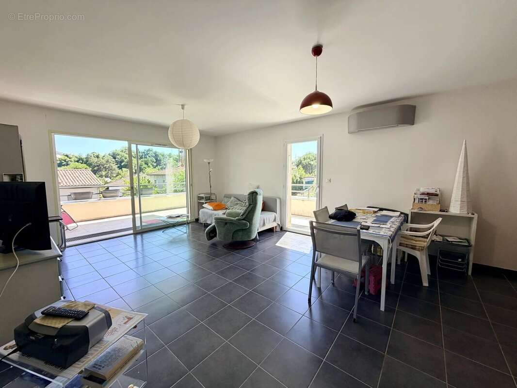 A VENDRE - Superbe T3 de 86 m² à Saint-Péray – Dernier étage, terrasse vue Crussol, double garage et place de parking. - photo 3