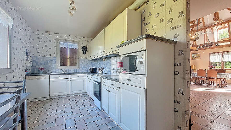 Maison à SAINT-PIERRE-DE-CHIGNAC