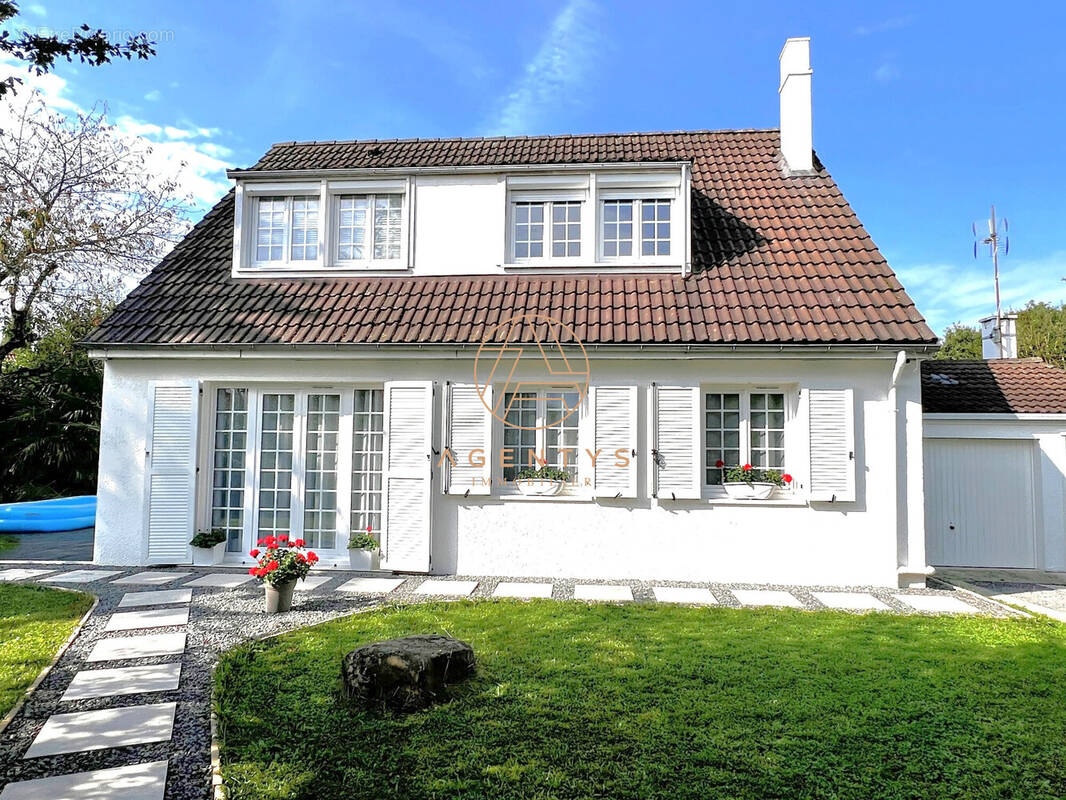 Maison à FONTENAY-TRESIGNY