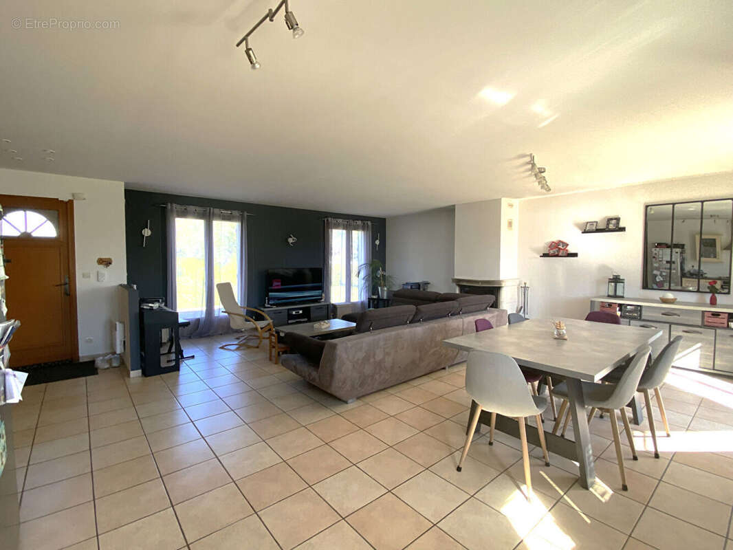 Maison à LA CELLE-SAINT-CYR