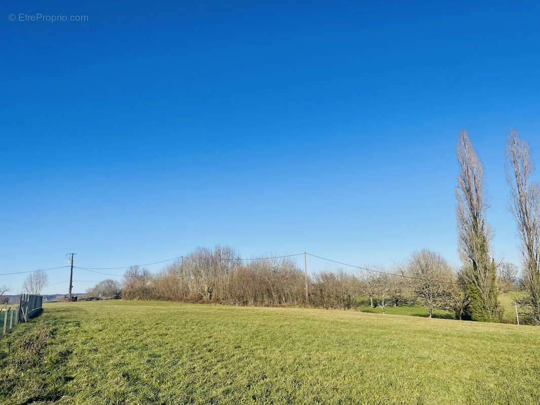 Terrain à TERRASSON-LAVILLEDIEU