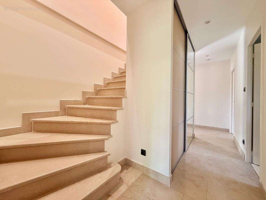 Maison familiale de 195 m² avec T2 indépendant – Calme et potentiel locatif - photo 12