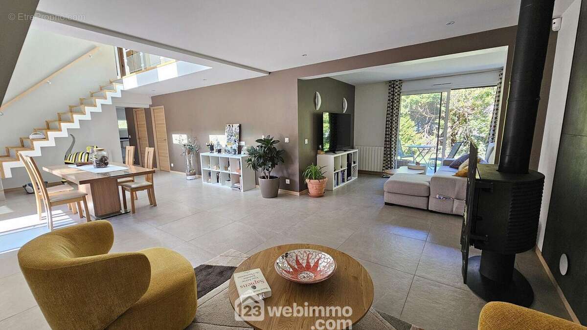 Voici la pièce principale de 50 m². - Maison à NOISY-SUR-ECOLE